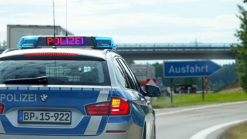 Die Autobahn 8 zwischen München und Salzburg erlebt einen Schleuser Boom: Immer wieder gehen der Polizei Autos mit illegalen Einwanderern ins Netz. Die Autobahn 8 zwischen München und Salzburg erlebt einen Schleuser Boom: Immer wieder gehen der Polizei Autos mit illegalen Einwanderern ins Netz.