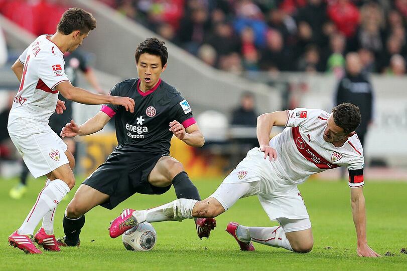 Moritz Leitner (l.) und Christian Gentner (r.) kämpfen um den Ball &ndash; am Ende aber hat ihn der Mainzer Ja-Cheol Koo.