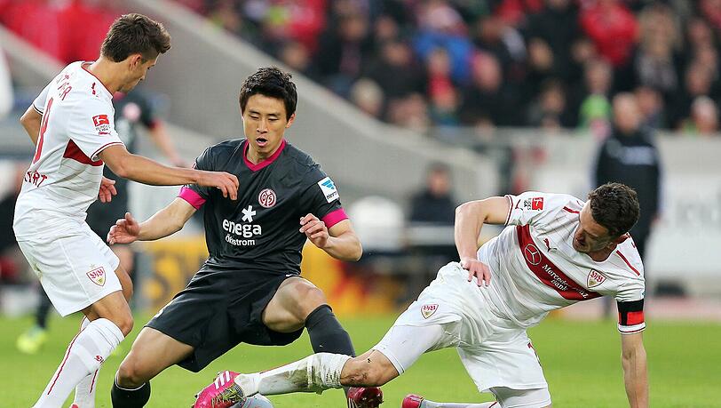 Moritz Leitner (l.) und Christian Gentner (r.) kämpfen um den Ball – am Ende aber hat ihn der Mainzer Ja-Cheol Koo. Moritz Leitner (l.) und Christian Gentner (r.) kämpfen um den Ball – am Ende aber hat ihn der Mainzer Ja-Cheol Koo.