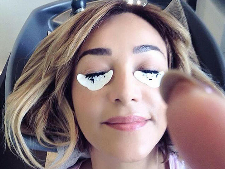 Verona Pooth beim Wimpern und Augenbrauen färben