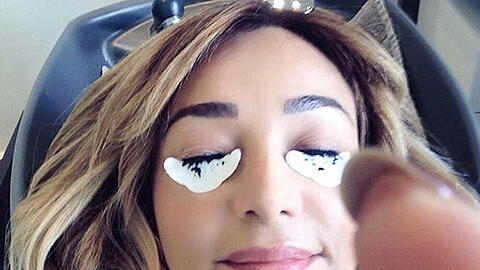 Verona Pooth beim Wimpern und Augenbrauen färben
