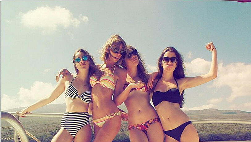 Taylor Swift und ihre Freundinnen lassen uns an ihrem "Summerfeeling" teilhaben Taylor Swift und ihre Freundinnen lassen uns an ihrem "Summerfeeling" teilhaben
