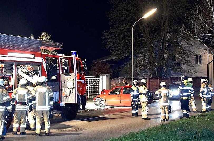 Bilder vom Verkehrsunfall in Planegg: Der Fahrer verlor die Kontrolle über seinen Wagen und krachte gegen das Tor einer Einfahrt.