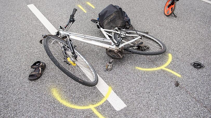 Eine Frau hat am Montagnachmittag einem Radler die Vorfahrt genommen - der 42-Jährige wurde bei dem Unfall schwer verletzt. (Symbolbild)