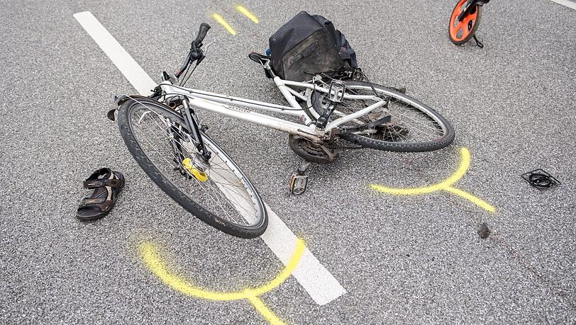Eine Frau hat am Montagnachmittag einem Radler die Vorfahrt genommen - der 42-Jährige wurde bei dem Unfall schwer verletzt. (Symbolbild) Eine Frau hat am Montagnachmittag einem Radler die Vorfahrt genommen - der 42-Jährige wurde bei dem Unfall schwer verletzt. (Symbolbild)