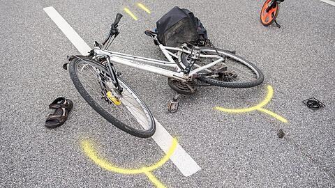 Eine Frau hat am Montagnachmittag einem Radler die Vorfahrt genommen - der 42-Jährige wurde bei dem Unfall schwer verletzt. (Symbolbild)