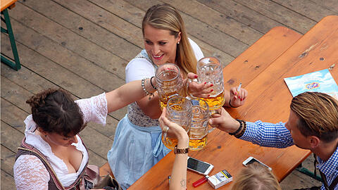 Blickkontakt und ein Lächeln reichen oft, um im Bierzelt zueinander zu finden. (Symbolbild)