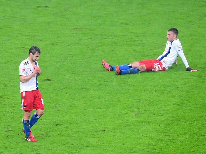 Louis Schaub (l) und Jordan Beyer vom Hamburger SV sind nach der Niederlage konsterniert.