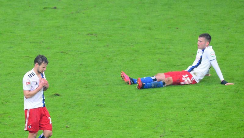 Louis Schaub (l) und Jordan Beyer vom Hamburger SV sind nach der Niederlage konsterniert. Louis Schaub (l) und Jordan Beyer vom Hamburger SV sind nach der Niederlage konsterniert.