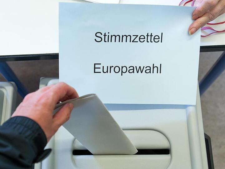 Ein Wähler wirft seinen Stimmzettel für die Europawahl in die Wahlurne.