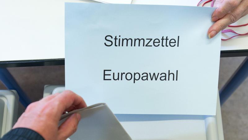 Ein Wähler wirft seinen Stimmzettel für die Europawahl in die Wahlurne. Ein Wähler wirft seinen Stimmzettel für die Europawahl in die Wahlurne.