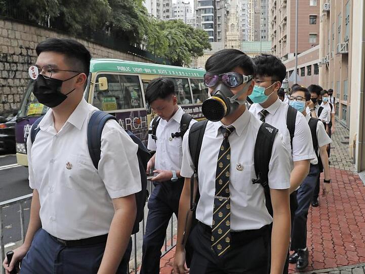 Zehntausende von Schülern in Hongkong boykottierten den ersten Tag des Unterrichts am Montag im Rahmen eines Streiks in der ganzen Stadt.