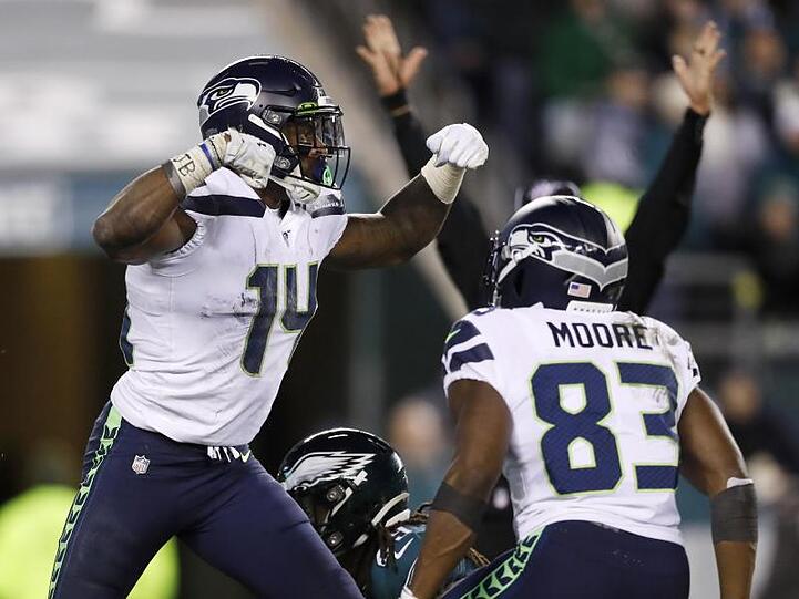 D.K. Metcalf (l) und David Moore von den Seattle Seahawks bejubeln einen Touchdown.