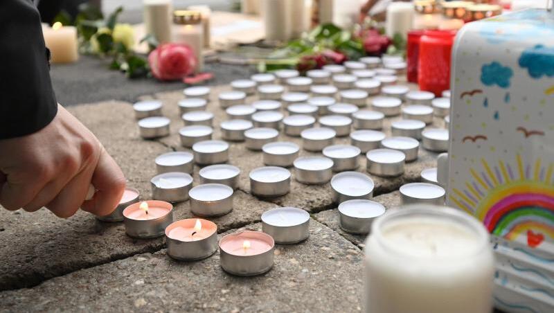 Trauernde zünden nach der Amokfahrt mit fünf Toten in Trier an der Porta Nigra Kerzen an. Zahlreiche Menschen gedenken hier der Opfer der Amokfahrt eines 51-jährigen Mannes durch die Innenstadt.