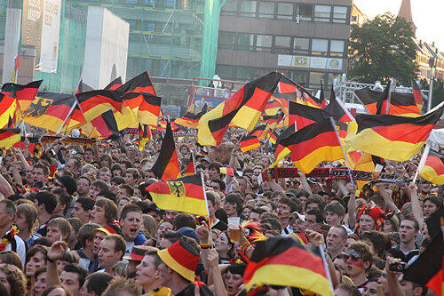 Hopp jetzt, ein letztes Mal Trikot überstreifen, Fahne umschnallen und zusammen mit tausenden anderen Fans Poldi, Schweini und Co anfeuern. Wo? Zum Beispiel im kick&groove-Park am Kornmarkt.