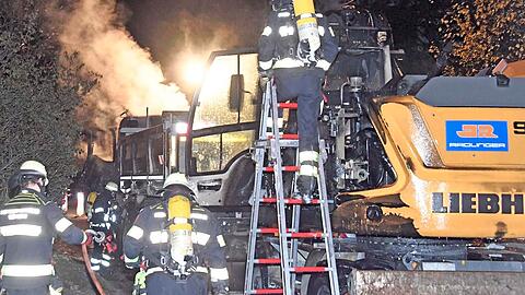 Bei einem Feuer auf einer Baustelle in Johanneskirchen brannten zwei Baumaschinen vollständig aus.