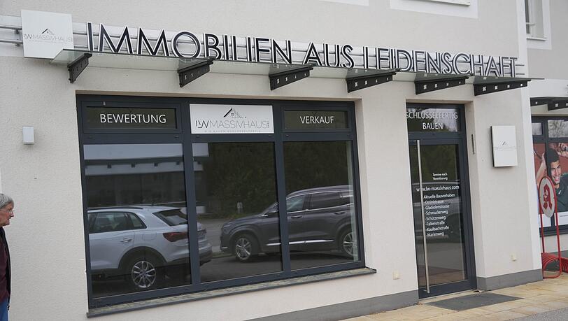 Auszug: Lells Firmenbüro von L&W Massivhaus ist am Wochenende in Straßlach geräumt worden.