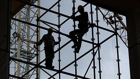Arbeiter auf der Baustelle: Die Branche d&uuml;rfte 2026 nach Jahren der Krise wieder wachsen (Archivbild)