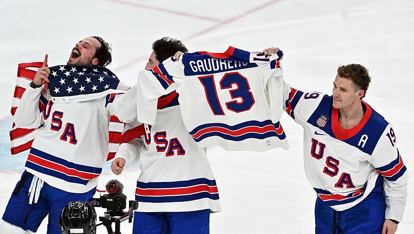 Emotionale Geste nach dem Sieg im Eishockey-Finale. Emotionale Geste nach dem Sieg im Eishockey-Finale.