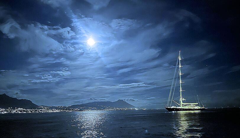 Die Superyacht "Bayesian", hier auf einer Aufnahme in der Nacht des Untergangs, sank vor zwei Jahren in einem Sturm vor Sizilien. Die Superyacht "Bayesian", hier auf einer Aufnahme in der Nacht des Untergangs, sank vor zwei Jahren in einem Sturm vor Sizilien.
