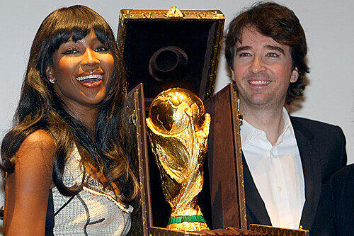 Topmodel Naomi Campbell mit dem WM-Pokal