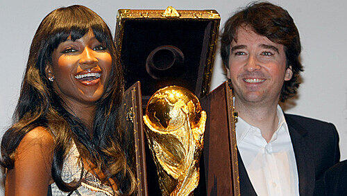 Topmodel Naomi Campbell mit dem WM-Pokal Topmodel Naomi Campbell mit dem WM-Pokal