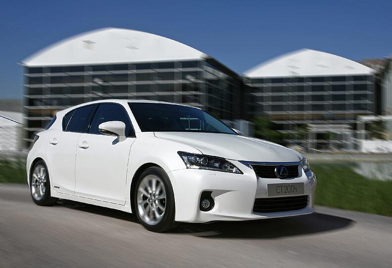 Kampfansage in der kompakten Premium-Klasse: Der Lexus CT 200h soll für Stückzahlen sorgen.