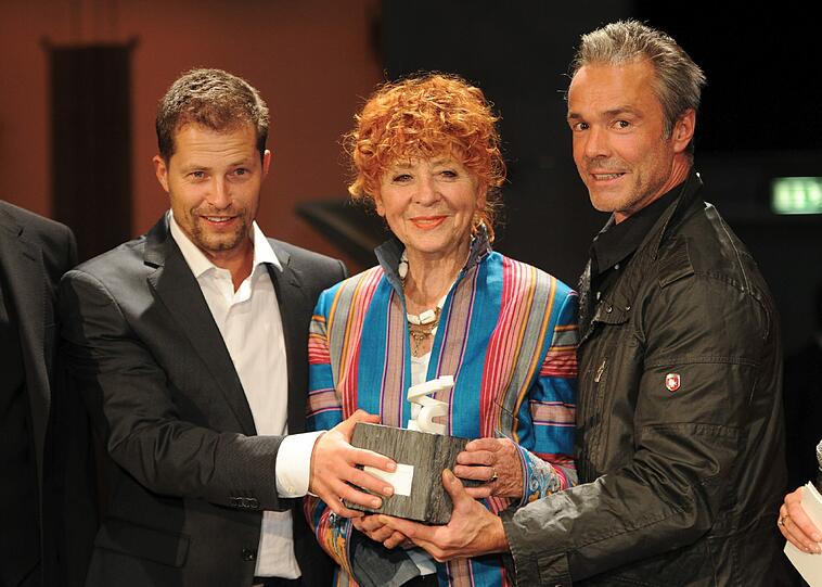 Die Schauspieler Hannes Jaenicke (r), Til Schweiger (l) und die Fotografin Herlinde Koelbl am Dienstag in den Bavaria Filmstudios in Geiselgasteig bei München bei der Verleihung des Querdenker-Preises.