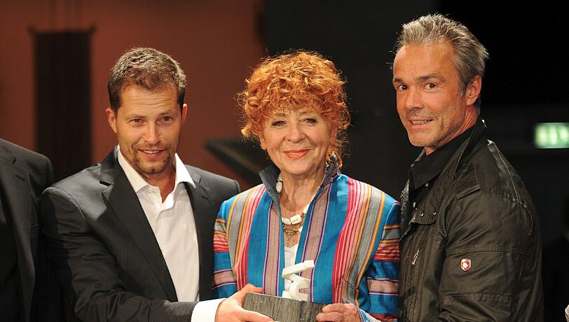 Die Schauspieler Hannes Jaenicke (r), Til Schweiger (l) und die Fotografin Herlinde Koelbl am Dienstag in den Bavaria Filmstudios in Geiselgasteig bei München bei der Verleihung des Querdenker-Preises. Die Schauspieler Hannes Jaenicke (r), Til Schweiger (l) und die Fotografin Herlinde Koelbl am Dienstag in den Bavaria Filmstudios in Geiselgasteig bei München bei der Verleihung des Querdenker-Preises.