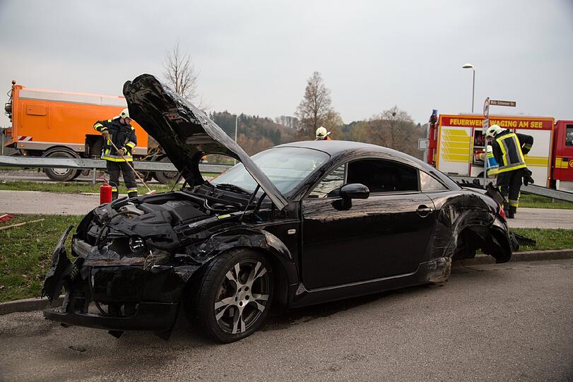 Wo ist der Unfallfahrer? Nach dem Crash am Waginger Kreisverkehr ist nur noch das Wrack des Audi TT da. Der ist komplett zerstört.