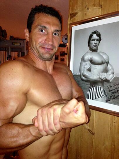 Geballte Muskelkraft: Wladimir Klitschko vor einem Abbild Arnold Schwarzeneggers.