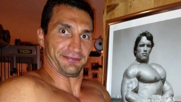 Geballte Muskelkraft: Wladimir Klitschko vor einem Abbild Arnold Schwarzeneggers. Geballte Muskelkraft: Wladimir Klitschko vor einem Abbild Arnold Schwarzeneggers.