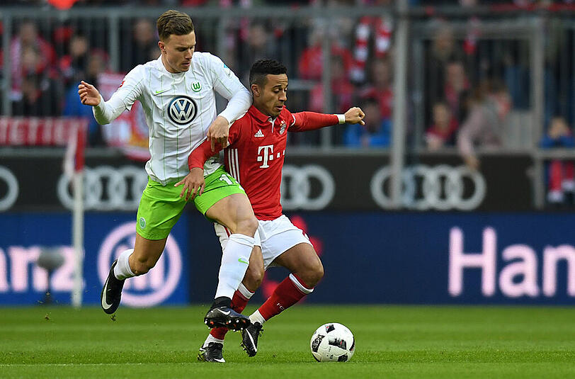 Thiago Alcantara: Note 2. Das 100. Pflichtspiel des Spaniers im Bayern-Dress. Dreh- und Anspielpunkt der Bayern. Sah Gelb für ein taktisches Foul, seine dritte Gelbe der Saison. Glanzstück des Nachmittags: Seine Ballmitnahme und Weiterleitung zu Müller vor dem 3:0. Hatte viele Kabinettstückchen im Programm. Pech mit einem eigenen Schuss (66.), gehalten.