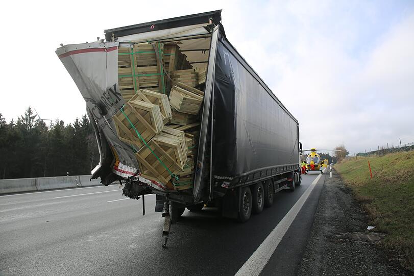 Ein Lastwagen ist am Mittwochmorgen auf der A9 auf einen anderen gekracht. Dabei wurde einer der beiden Fahrer verletzt. Die Feuerwehr musste ihn aus dem Führerhaus befreien.