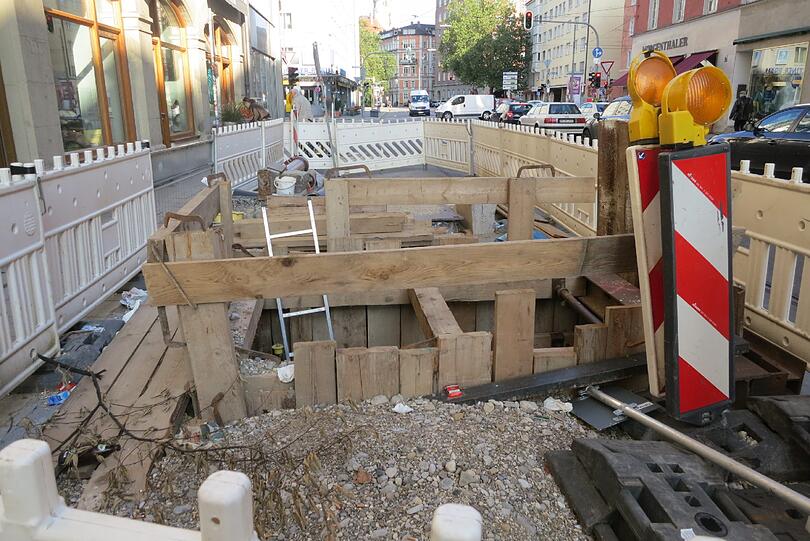 Die Baustelle am Beginn der Fraunhoferstraße nervt seit Monaten Anwohner, Rad- und Autofahrer.