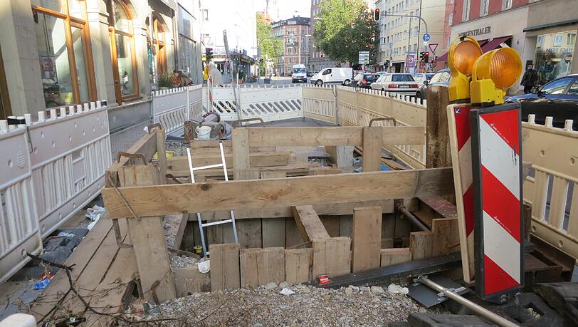 Die Baustelle am Beginn der Fraunhoferstraße nervt seit Monaten Anwohner, Rad- und Autofahrer. Die Baustelle am Beginn der Fraunhoferstraße nervt seit Monaten Anwohner, Rad- und Autofahrer.