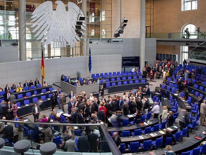 Abgeordnete stimmen im Bundestag zum Bundeswehreinsatz im Libanon ab.