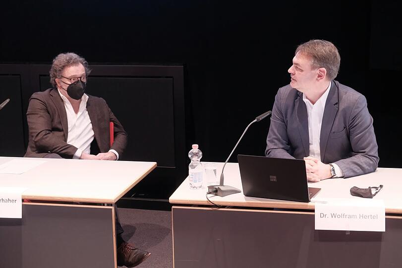 Christian Gerhaher und der Anwalt Wolfram Hertel bei der Pressekonferenz im Carl-Amery-Saal des Gasteig.