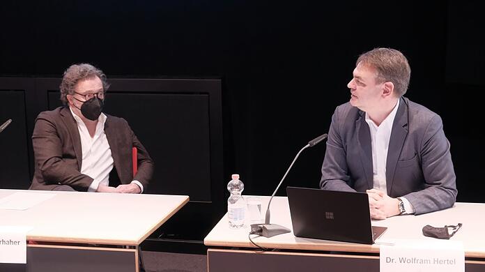 Christian Gerhaher und der Anwalt Wolfram Hertel bei der Pressekonferenz im Carl-Amery-Saal des Gasteig.