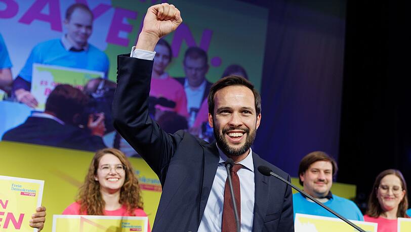 Martin Hagen, Fraktionsvorsitzender der FDP im Landtag, steht beim Landesparteitag auf der Bühne.