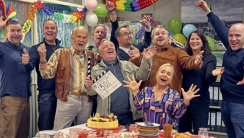 Mit einer Überraschungsparty im Präsidium nimmt der "Tatort: Eine Frage der Zeit" (AT) seinen Lauf. Mit einer Überraschungsparty im Präsidium nimmt der "Tatort: Eine Frage der Zeit" (AT) seinen Lauf.