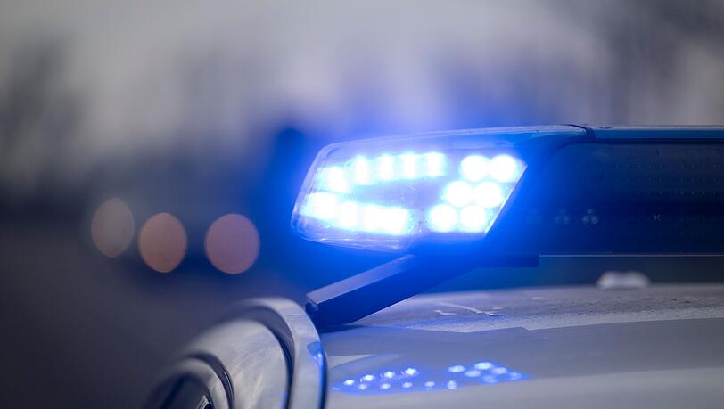 Vier Menschen sind in Niederbayern bei einem &Uuml;berhol-Unfall schwer verletzt worden. (Symbolbild)