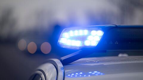 Vier Menschen sind in Niederbayern bei einem &Uuml;berhol-Unfall schwer verletzt worden. (Symbolbild)