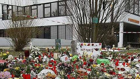 Mit Kerzen und Blumen vor der Realschule gedachten die Menschen in Winnenden der Opfer.