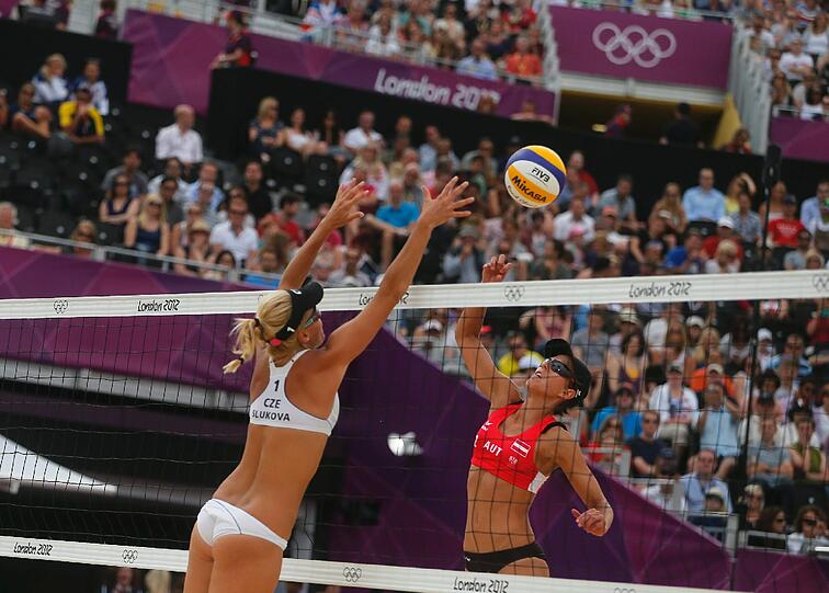 Wummernde Beats, tanzende Fans, knappe Bikinis und die besten Beachvolleyballer der Welt: Beim olympischen Turnier auf dem Horse Guards Parade wird ausgelassen gefeiert.