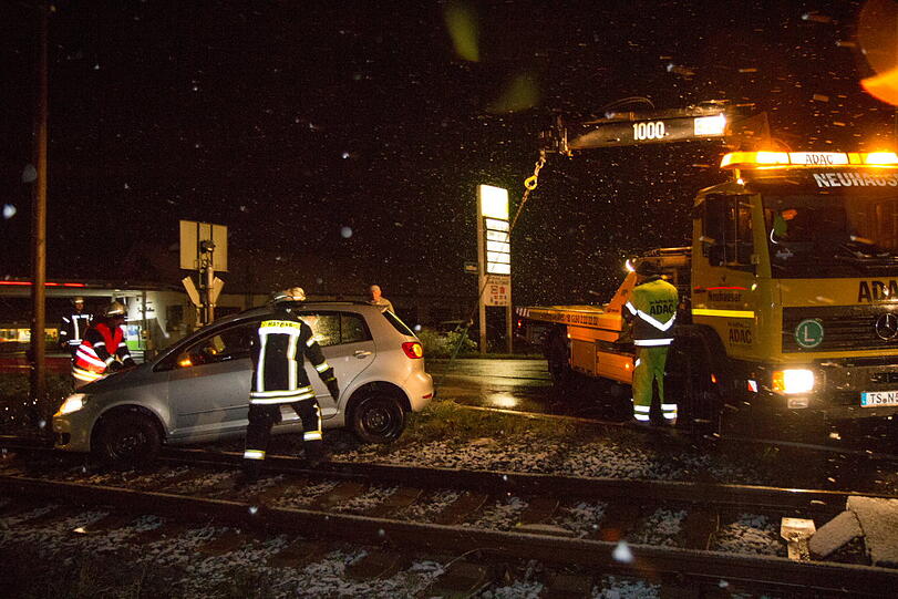 Einfach mitten auf die Gleise gelenkt: Ein Wagen steckt am Samstagabend auf den Schienen fest. Über eine Stunde dauerte die Bergung. Der Zugverkehr war gesperrt.