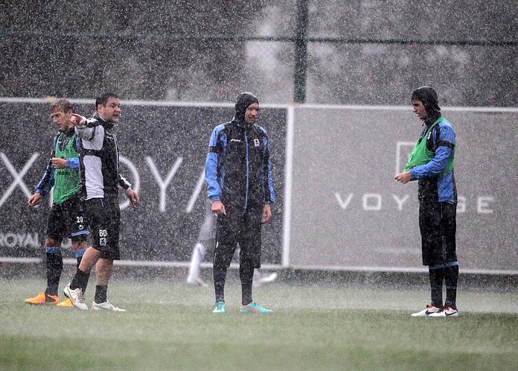 "Land unter" in Belek. Nach gut einer Stunde Training war Schluss. Der Regen setzte den Rasen komplett unter Wasser und Alexander Schmidt brach das Training ab.