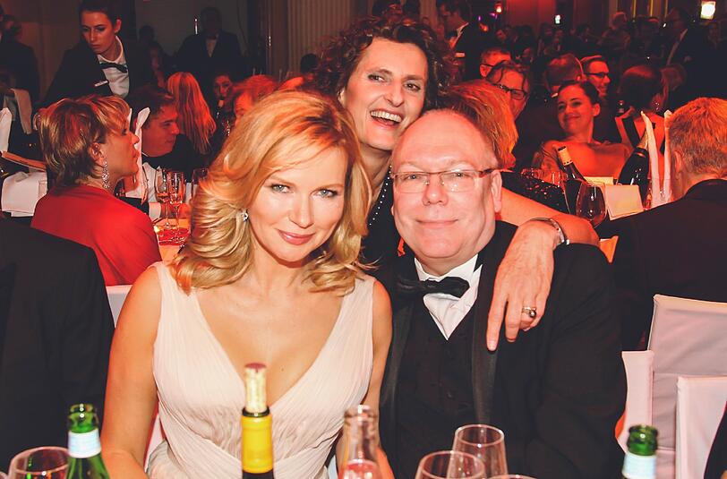 Veronica Ferres mit ihrem Agenten Peter Schulze am Tisch der Twentieth Century Fox. In der Mitte: Innegrit Volkhardt (Hoteldirektorin Bayerischer Hof). Die Twentieth Century Fox kann sich in diesem Jahr über 29 Oscar-Nominierungen freuen - entsprechend ausgelassen wurde gefeiert.