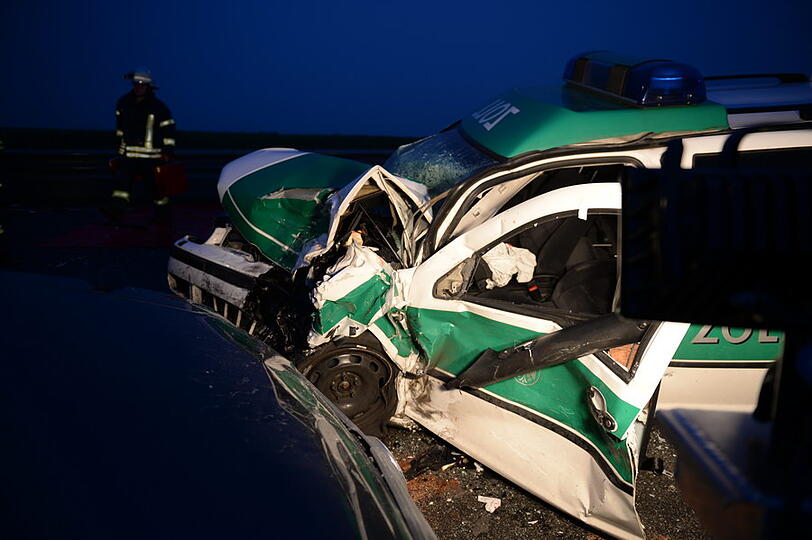 Ein Linienbus und zwei Autos sind am Montag bei Grabenstätt (Kreis Traunstein) zusammengestoßen. Die Bilder von der Unfallstelle.