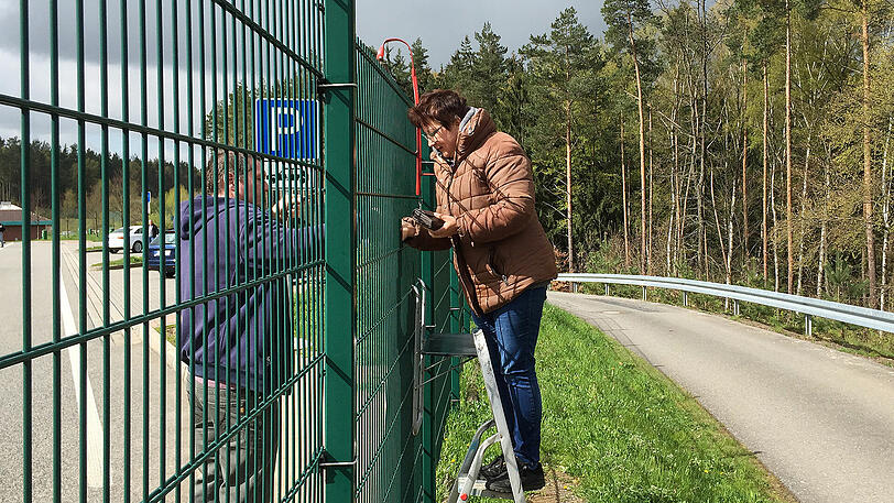Übern-Zaun-Verkauf: Christina Wagner verkauft Bratwürste an der A9.